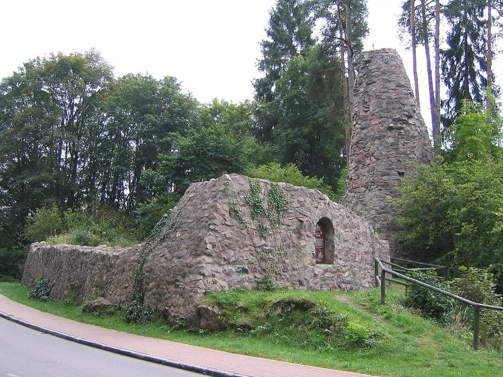 Ruine der Burg Alt-Urach in Lenzkirch]]