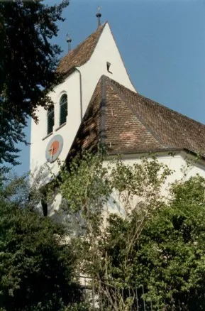 Der feste, sogenannt käsebissenförmige Kirchturm von Gretschins, Wartau, Kanton St. Gallen, Schweiz. - Foto: Jakob Vetsch, 1991.