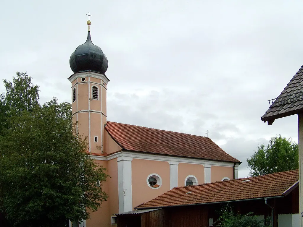 Geisenhausen, Eiselsdorf, neben Haus Nr. 2 1/2. Katholische Kirche St. Kastulus. Saalkirche, nach Süden gerichtete, barocke Anlage mit vorgestelltem Nordturm, Gliederung durch Pilaster und Lisenen, Turm mit achtseitigem Oberbau und Kuppelhaube, 1721; mit Ausstattung.