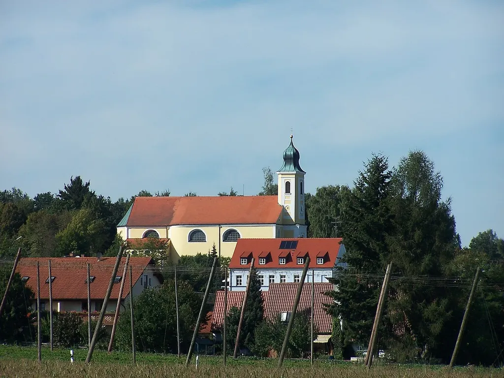Mainburg, Lindkirchen. Katholische Pfarrkirche Mariä Lichtmeß, barocke Anlage von 1756, Turm nach 1778; mit Ausstattung.
