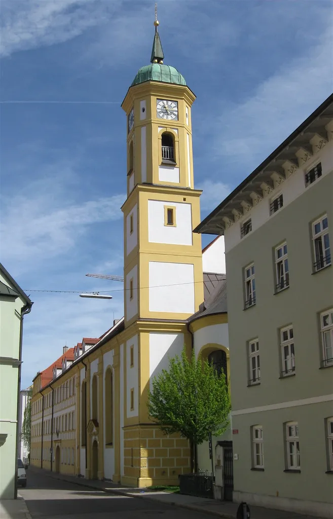 Heiliggeistgasse 5; Hl.-Geist-Spital, einheitlicher Vierflügelbau mit drei Geschossen und kräftiger barocker Putzgliederung, im Torweg Schlußstein des 14. Jh., wohl von Antonio Riva 1686-88; nach Süden gerichtete Spitalkirche, Saalbau mit stark eingezogener Apsis, Pilastergliederung und Haubenturm, 1697; mit Ausstattung.