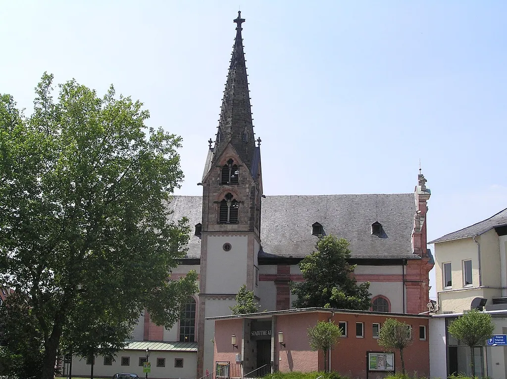 Die Muttergotteskirche in Aschaffenburg vom Theaterplatz aus