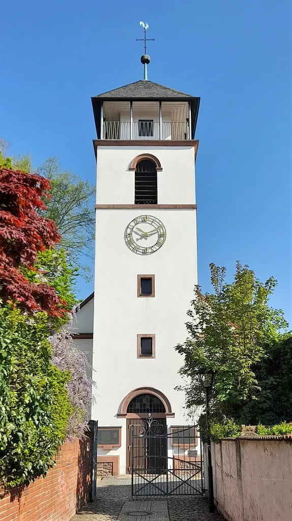 Außenansicht der evangelisch-reformierten Kirche in Neu-Isenburg von Süden