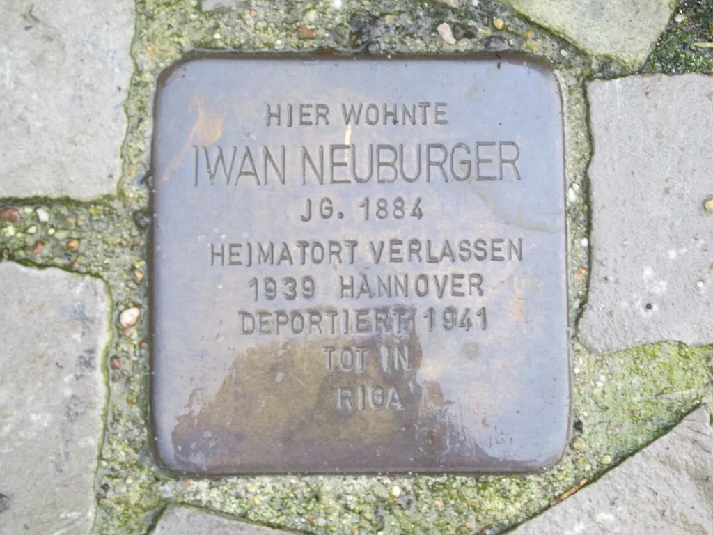 der Stolperstein für Iwan Neuburger vor dem Haus Emmerstedter Landstraße 6 in Emmerstedt
