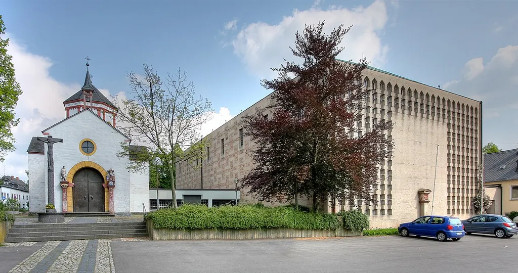 Pfarrkirche Heilig-Kreuz (rechts), Architekt: Gottfried Böhm, und Heiligkreuzkapelle (links) in Trier