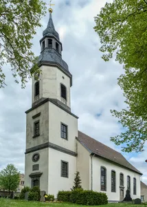 Sachgesamtheit '''St. Michaeliskirche und Kirchhof Zeithain''' mit den Einzeldenkmalen: Kirche, Kirchhofsportal und Einfriedungsmauer, Epitaph, Grabmal sowie Kriegerdenkmale und Sachgesamtheitsteil: Kirchhof Hauptstraße -