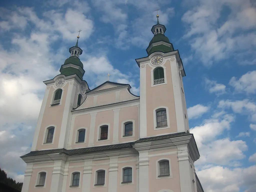 Die Pfarrkirche Brixen im Thale von vorne