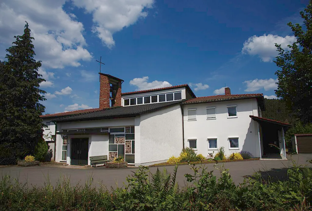Karmelitinnenkloster Sankt Josef in Hauenstein, Frontansicht der Klosterkirche und Pforte