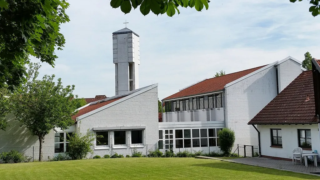 Baubeginn war am 25. September 1992. Die Einweihung war am 3. Dezember 1995. Sie ist damit die jüngste Kirche in Bad Homburg vor der Höhe.