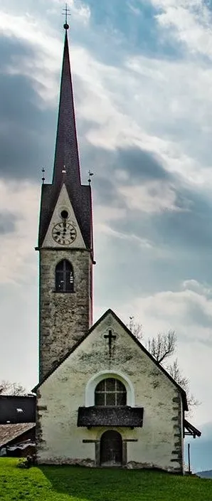 Church St. Johann in Hasenried with fountain chapel (photo status 2019)
