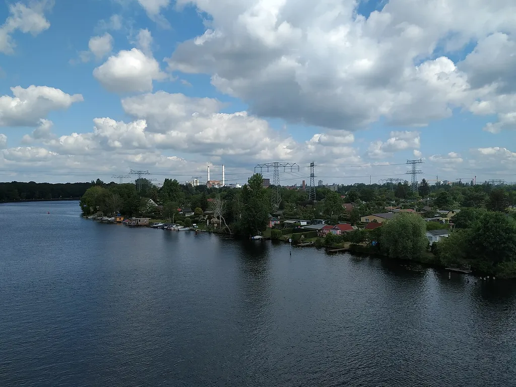Blick von der Minna-Todenhagen-Brücke in Berlin-Oberschöneweide auf die Kleingartenanlage Am Freibad.