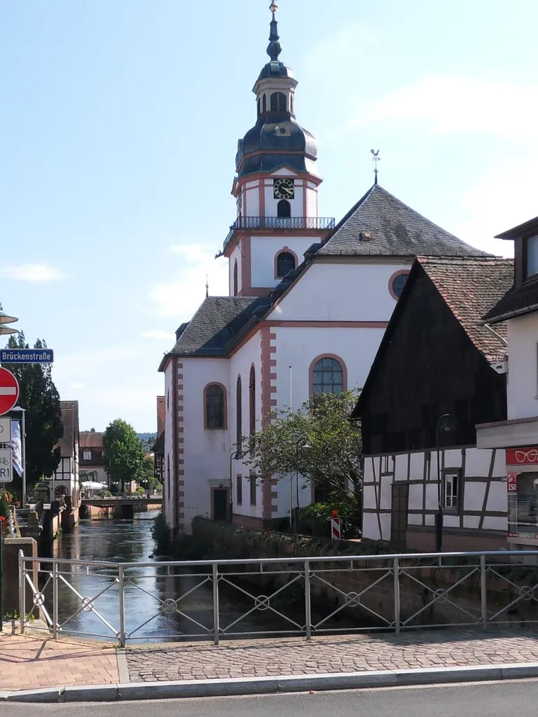 Blick von der Brückenstraße auf die Mümlingseite der Evangelischen Stadtkirche Im Städtel 3 in Erbach (Odenwald)
