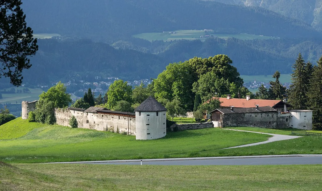 Burgruine Neu-Rettenberg von Süden gesehen This media shows the protected monument with ObjektID 39597 in Austria. (Commons, de, Wikidata)
