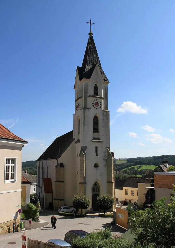 Katholische Pfarrkirche hl. Michael in der niederösterreichischen Marktgemeinde Steinakirchen am Forst.
