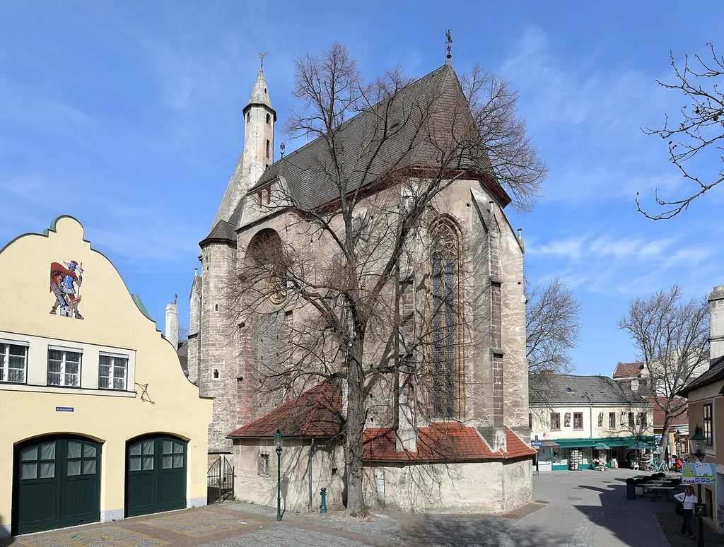 Südostansicht der Spitalskirches in der niederösterreichischen Bezirkshauptstadt Mödling.Die dem hl. Ägydius geweihte spätgotische Saalkirche mit steilem Satteldach und Giebelreiter wurde von 1443 bis 1453 als östlicher Abschluss des ehemaligen Bürgerspitalstaktes errichtet.