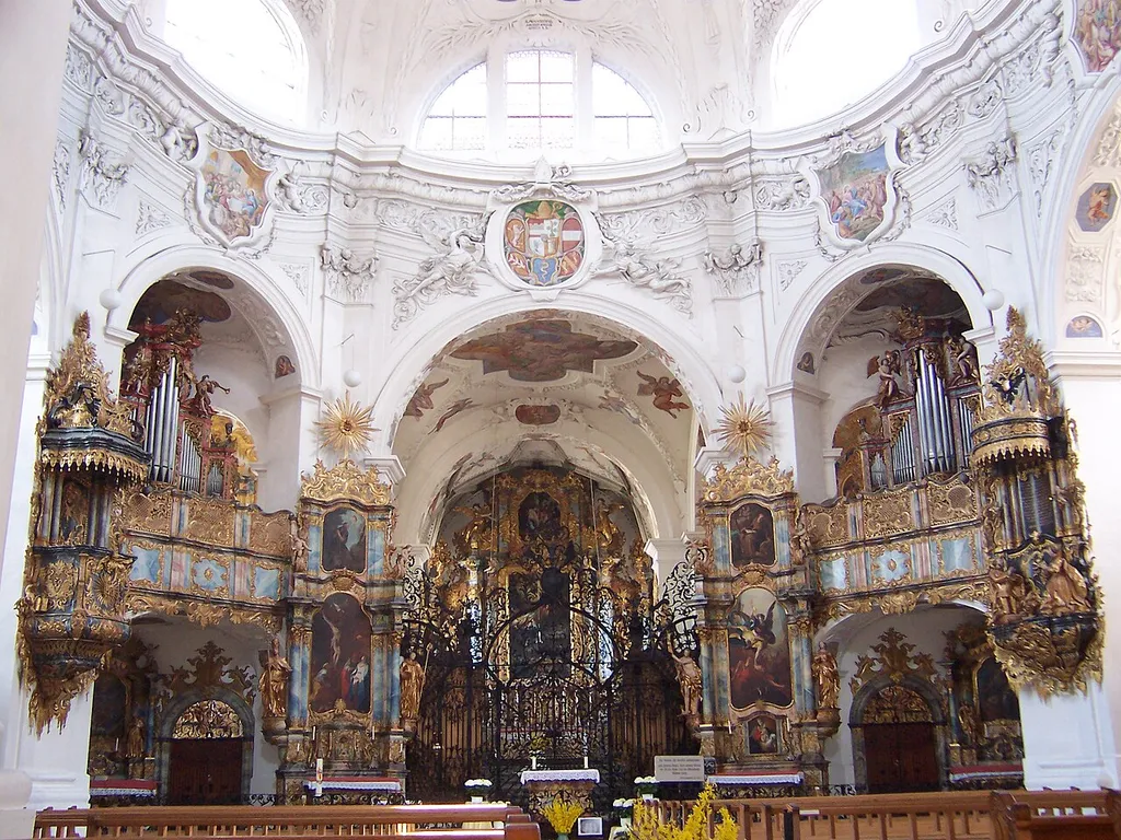 Innenansicht der Klosterkirche in Muri, Kanton Aaargau, Schweiz.