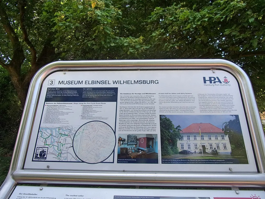 Informationstafel der HPA ( zur besseren Lesbarkeit in zwei Hälften ) zum Museum der Elbinsel Wilhelmsburg, Heimat-Museum, Kirchdorfer Straße 163, Hamburg-Wilhelmsburg.