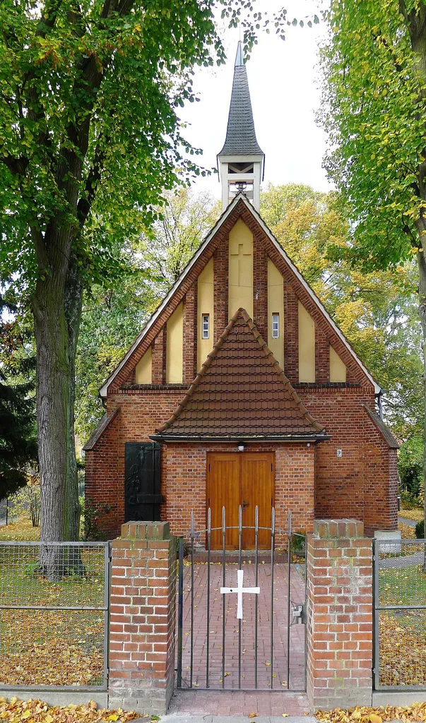 Blick auf die Kirche vom Kirchplatz aus
