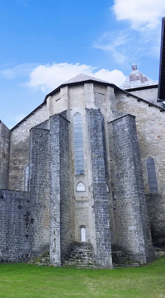 Iglesia de la Colegiata de Roncesvalles - cabecera del templo como de la cripta