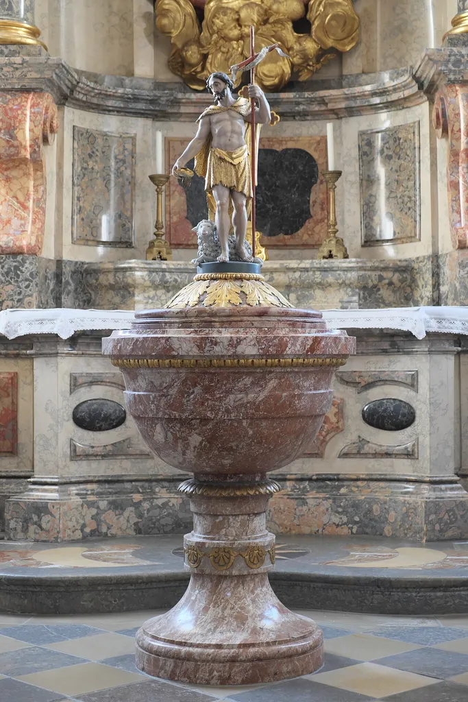 Basilika St. Lorenz in Kempten im Regierungsbezirk Schwaben (Bayern/Deutschland), Taufbecken