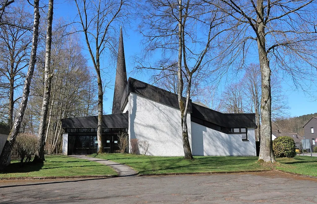 Evangelische Friedenskirche im Attendorner Ortsteil Petersburg, Alte Handelsstraße. Die Kirche wurde genau auf der Grenze der beiden Ortsteile Petersburg und Neu-Listernohl gebaut. Grundsteinlegung am 22. Mai 1969. Einweihung am Pfingstfest 1971. Architekt war der Solinger Gerd Sauerzapf.