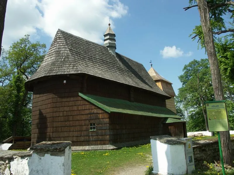 Drewniany kościół w Osieku Jasielskim, jeden z najstarszych drewnianych kościołów w Polsce. Wybudowany w 1419 roku. Wewnątrz cenna polichromia.