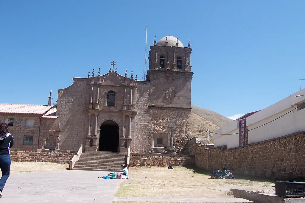 Juli, capital de la provincia de Chucuito. Vista exterior de la catedral. Autor: Alfredobi Fecha: Agosto 2006