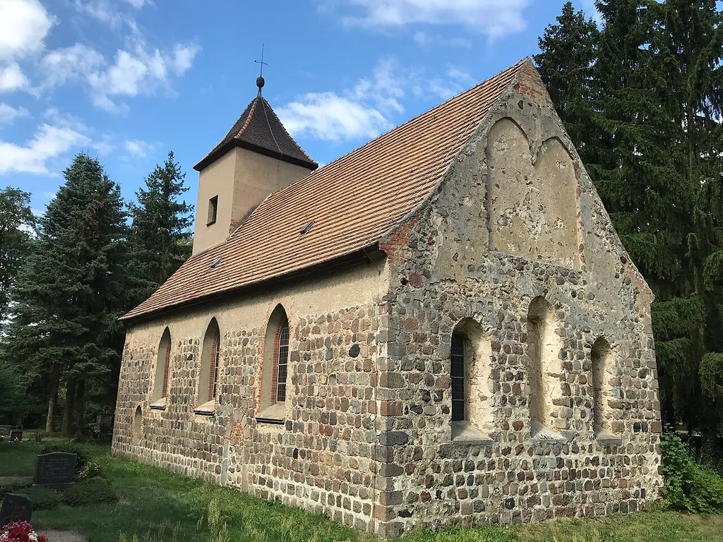 Die Dorfkirche Schönfelde der Gemeinde Steinhöfel ist eine Feldsteinkirche aus dem 13. Jahrhundert. In ihrem Innern steht unter anderem ein Kanzelaltar aus dem 18. Jahrhundert.