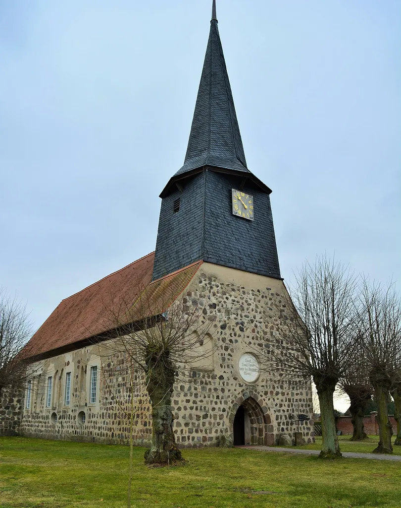 Denkmalgeschützte Feldsteinkirche, Ursprung 14. Jahrhundert, in Teschendorf (Löwenberger Land)