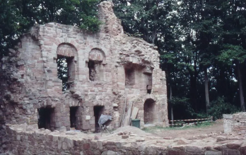 The ruins of the Palas of the Krayenburg castle.