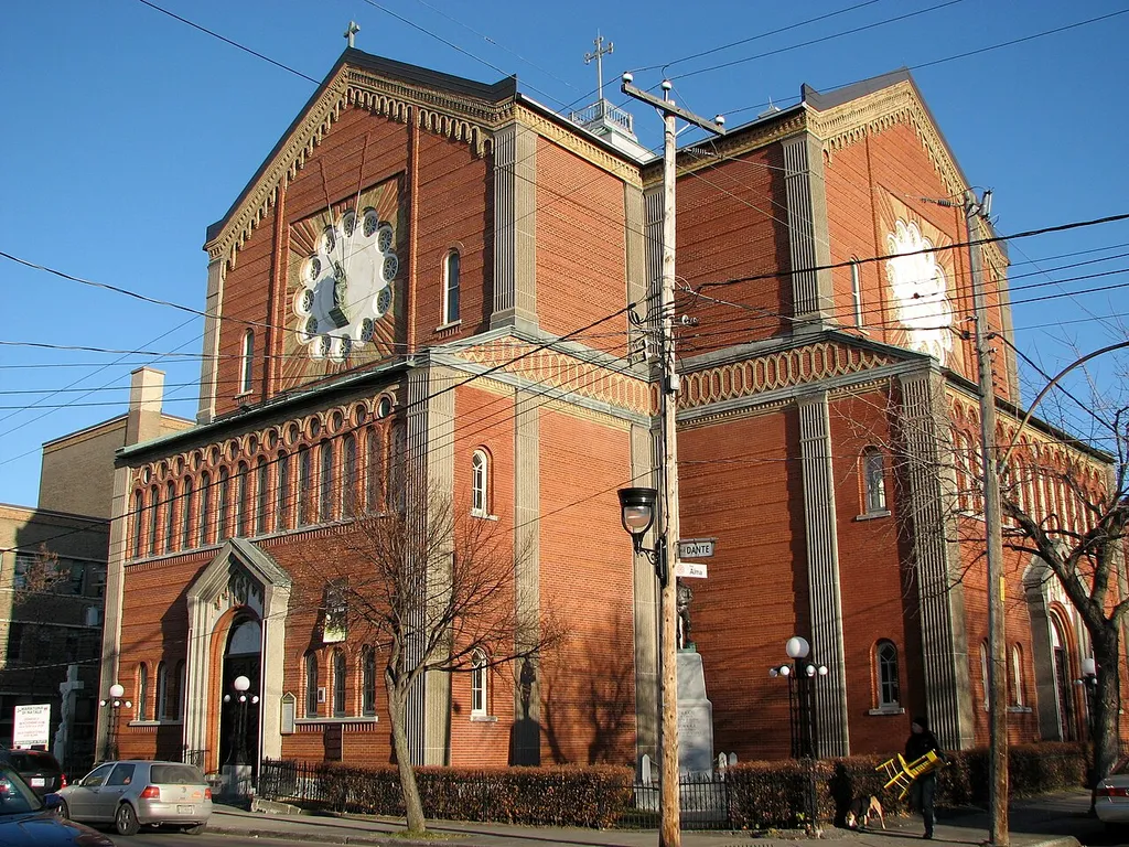 Église Notre-Dame de la Défense à Montréal, dans le quartier Petite Italie.