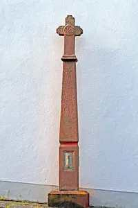 Schaftkreuz an der Kirchenmauer