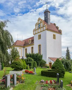 Sachgesamtheit '''Dorfkirche und Kirchhof Brockwitz''', mit den Einzeldenkmälern: Kirche, Grabmäler, Kriegerdenkmal und mit dem Sachgesamtheitsteil: Kirchhof mit Einfriedungsmauer Dresdner Straße 203