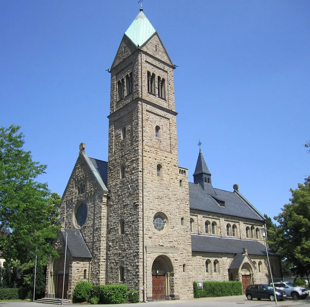 Denkmalgeschützte katholische Liebfrauenkirche in Hagen-Vorhalle, Liebfrauenstraße 23. Erbaut 1910-11 (Glockenturm 1924) als dreischiffige neuromanische Basilika nach Plänen des Architekten Carl Pinnekamp. Die Altäre sind Zeugen der Künstler und Kunsthandwerker der „Wiedenbrücker Schule“. Wandgemälde aus den Jahren 1934–1936 und neugestaltete Kirchenfenster nach einer Generalrenovierung 1986.