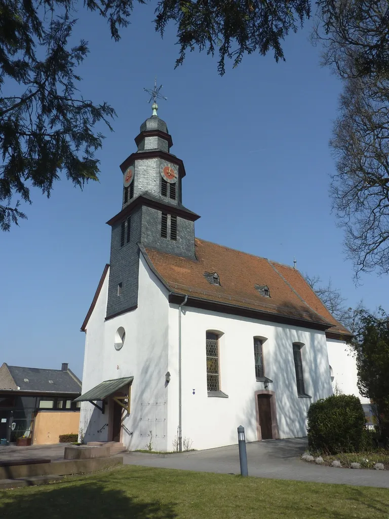 Frankfurt am Main, Stadtteil Eschersheim: Die evangelische Emmauskirche, eine barock erneuerte Saalkirche, wurde im Jahr 1754 geweiht als Pfarrkirche des bis 1910 selbständigen Dorfes Eschersheim. Das Foto zeigt eine Totale der Kirche, Ansicht von Süden