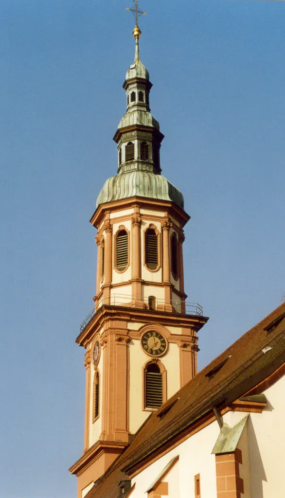 Offenburg: die barocke Turmspitze der Heilig-Kreuz-Kirche. Schönes Beispiel für die prachtvolle Formensprache des Barock.