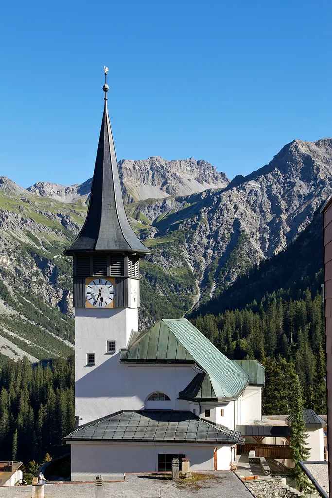 Die Dorfkirche in Arosa, Nord- und Westfassade