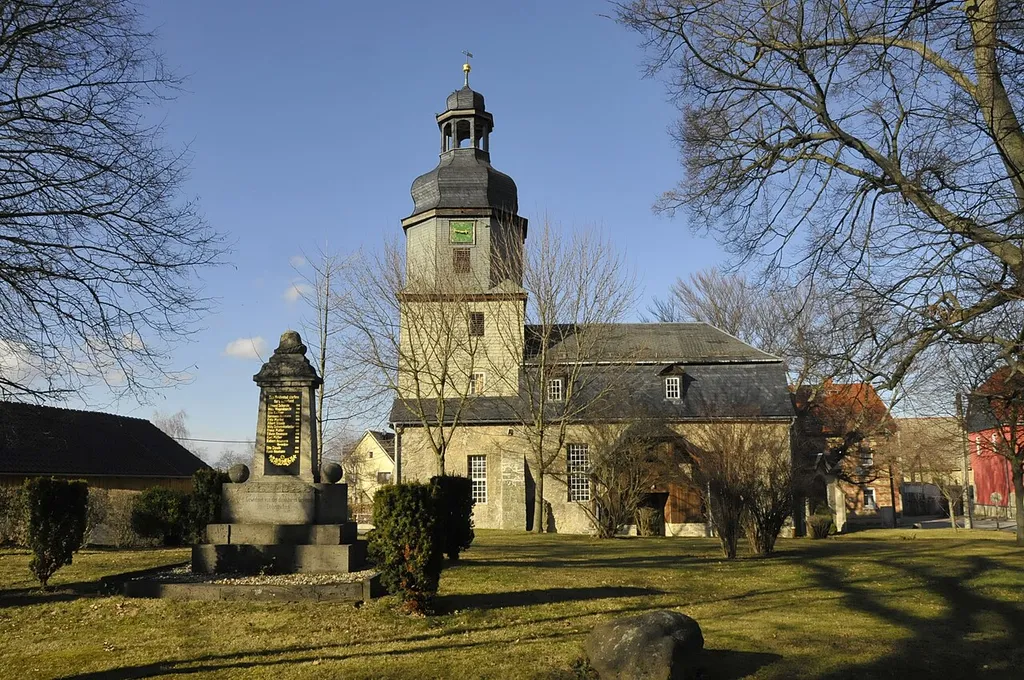 Döbritschen, Kirche mit Kriegerdenkmal