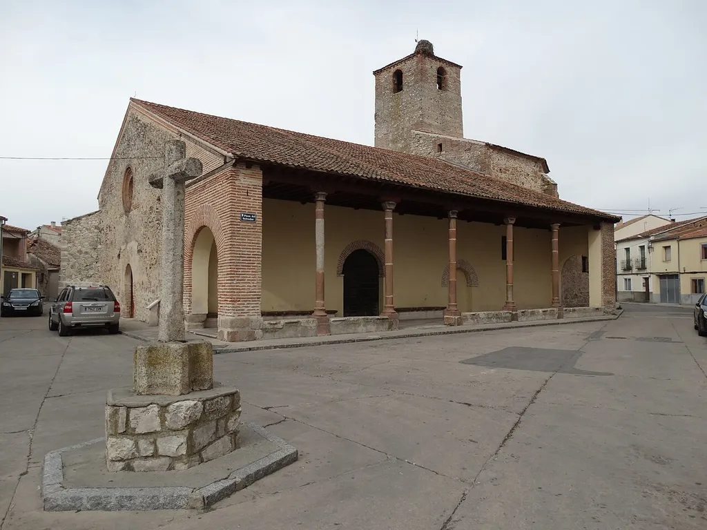 Fuentepelayo en la provincia de Segovia (España). Iglesia de El Salvador con la categoría de BIC. Galería en el lado sur.