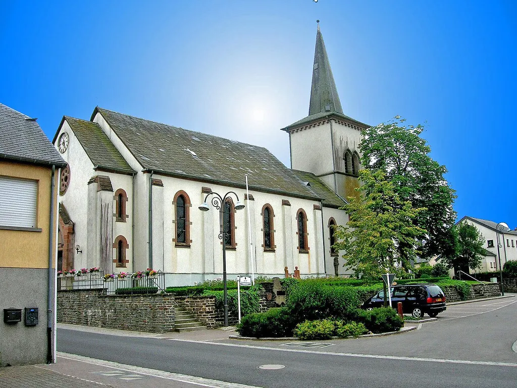 *Sujet:Eschduerfer Kierch Source:Fotograf: lb:User:Ernmuhl, blue sky by lb:User:Cornischong