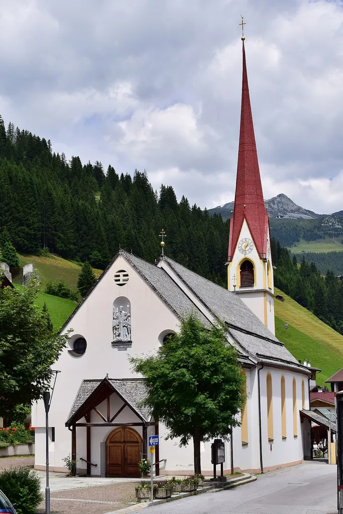 Kath. Pfarrkirche hl. Thomas mit Aufbahrungshalle