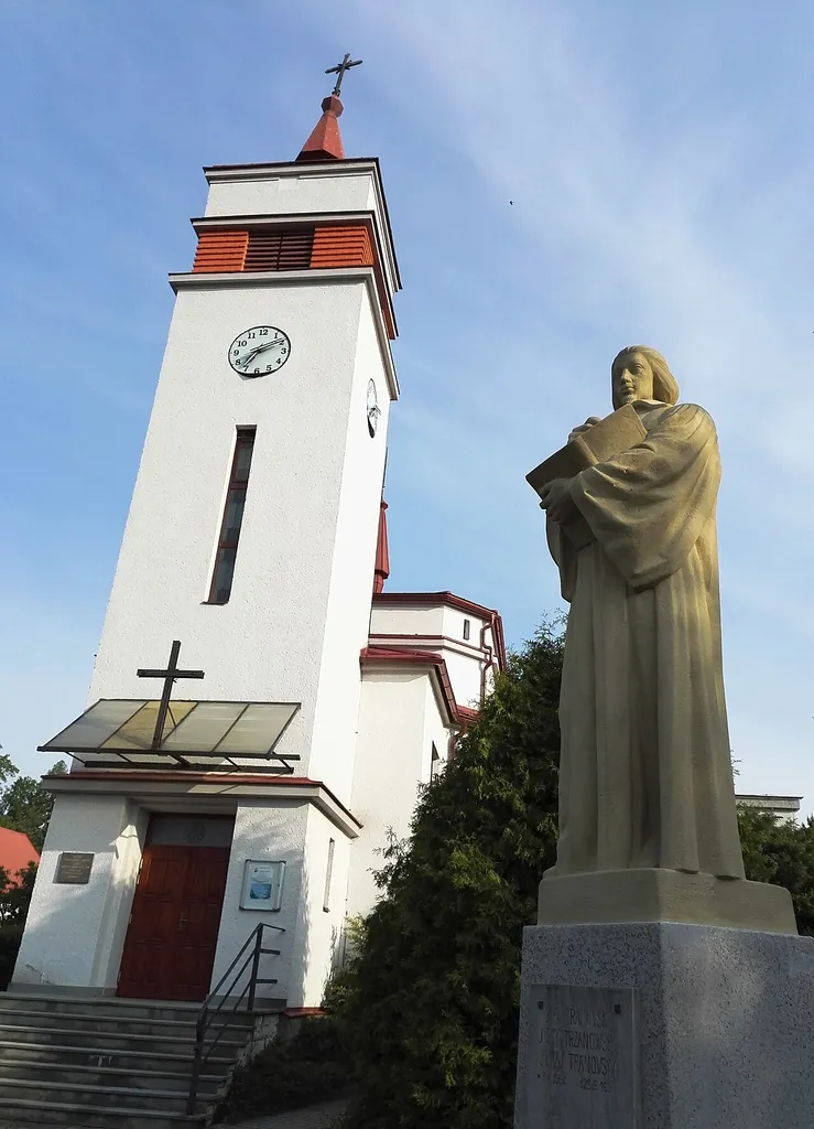 Třanovice. Kostel SCEAV a socha Jiřího Třanovského.
