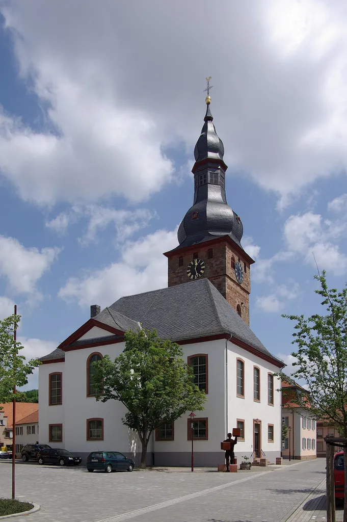 Göllheim, Klostergasse 2: Protestantische Pfarrkirche; spätgotischer Chorturm, 14. Jahrhundert, Obergeschoss und Haube um 1765/70, spätbarocker Saalbau, 1765, Architekt wohl Johann Friedrich von Sckell; Sauer-Orgel von 1880 mit bauzeitlichem Rokoko-Prospekt von Johann Georg Geib, Saarbrücken