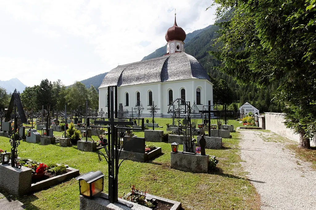 Leutasch-Kirchplatzl, Kath. Pfarrkirche hl. Maria Magdalena und Friedhof