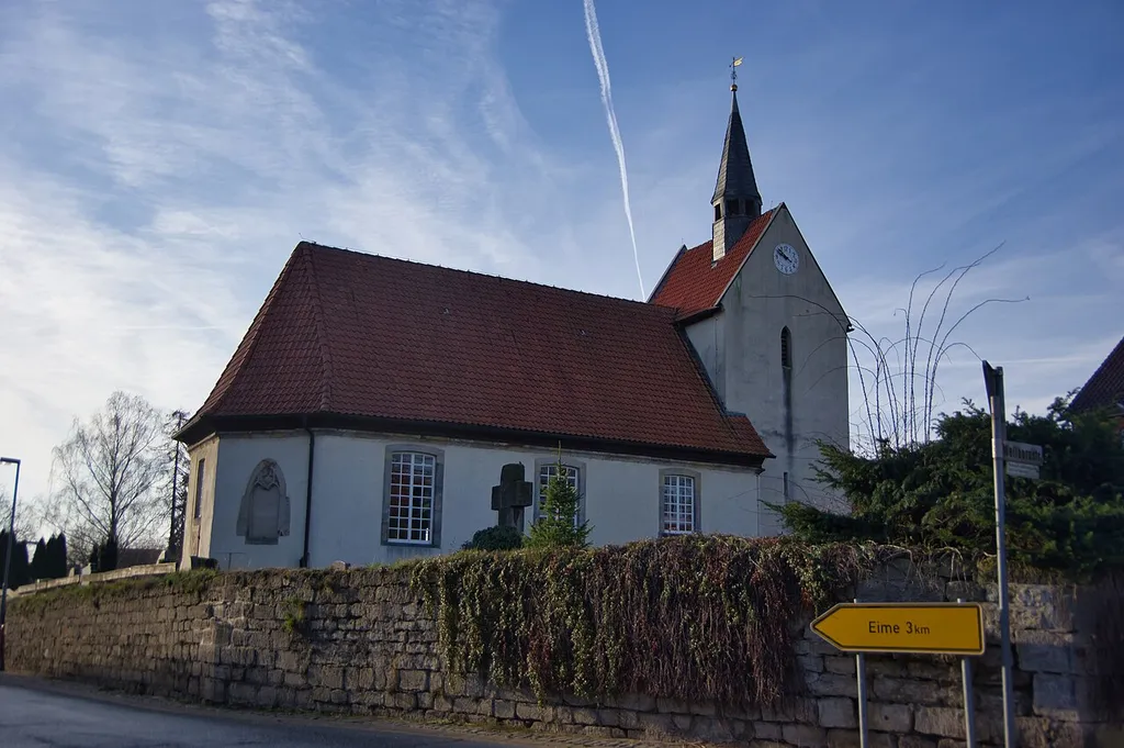 Elze in Niedersachsen. Das Bauwerk auf dem Bild ist denkmalgeschützt. Es handelt sich um die Kirche in Elze von Norden aus.