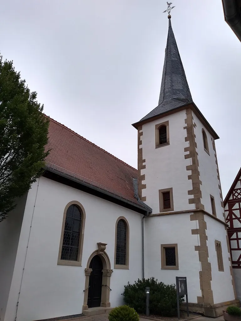 Evangelische Kirche von Kettenheim, Kirchgasse 11/13 in Kettenheim, Gemeinde Alzey-Land, Landkreis Alzey-Worms, Rheinland-Pfalz, Deutschland. Kulturdenkmal gemäß Denkmalliste des Landes Rheinland-Pfalz (Stand: 31. Juli 2018). Romanischer ehemaliger Chorturm, Turmaufstockung 1575, Langhausneubau, Erweiterung 1816; romanische Spolien, Ende des 12. Jahrhunderts.