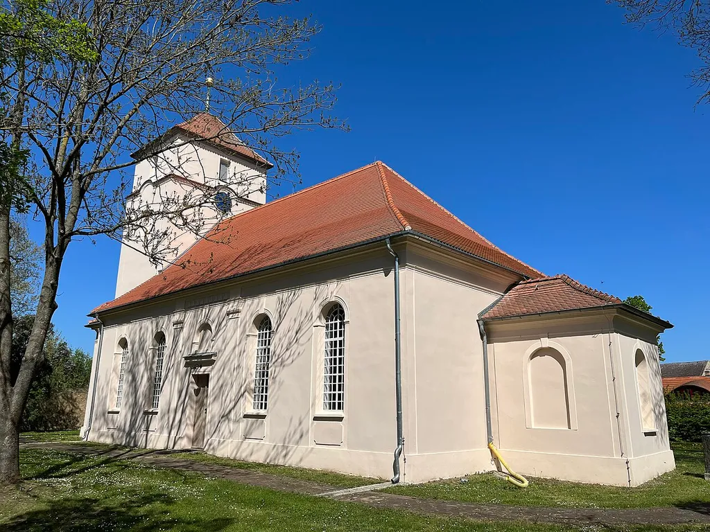 Die Dorfkirche Marwitz in der Gemeinde Oberkrämer im Landkreis Oberhavel ist eine Saalkirche aus dem Jahr 1767. Die Kirchenausstattung ist Bauzeitlich.