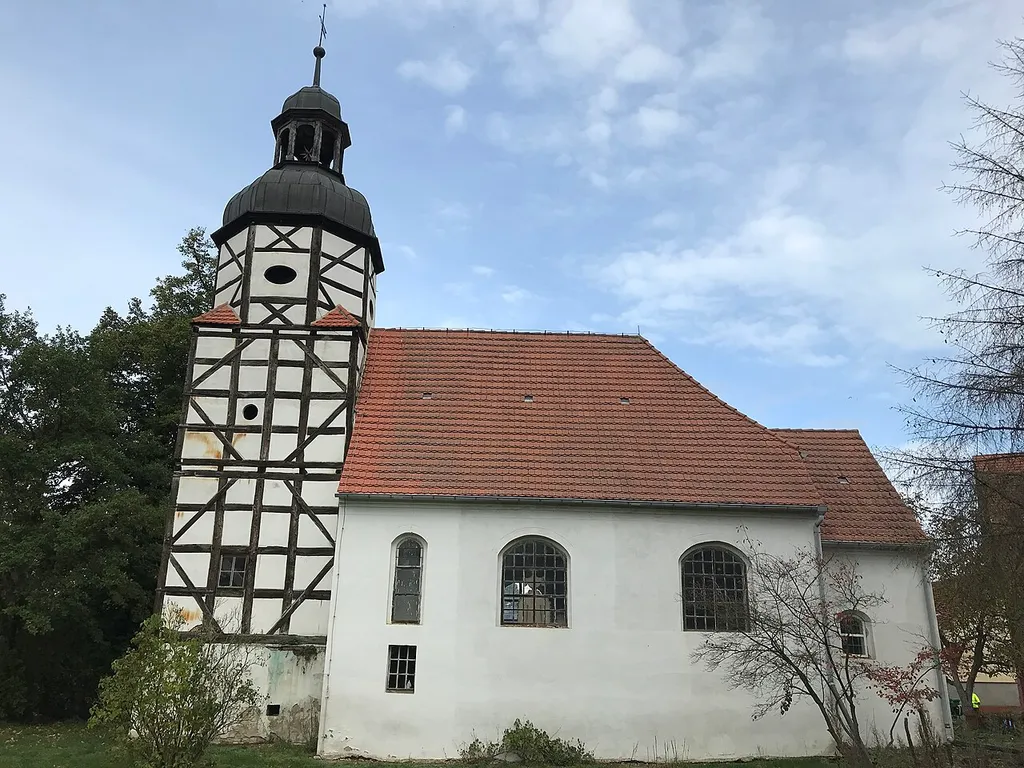Die Dorfkirche Mehlsdorf in der Gemeinde Ihlow im Landkreis Teltow-Fläming ist ein Putzbau aus dem 16. Jahrhundert. Im Innern steht unter anderem ein Kanzelaltar aus der zweiten Hälfte des 17. Jahrhunderts.