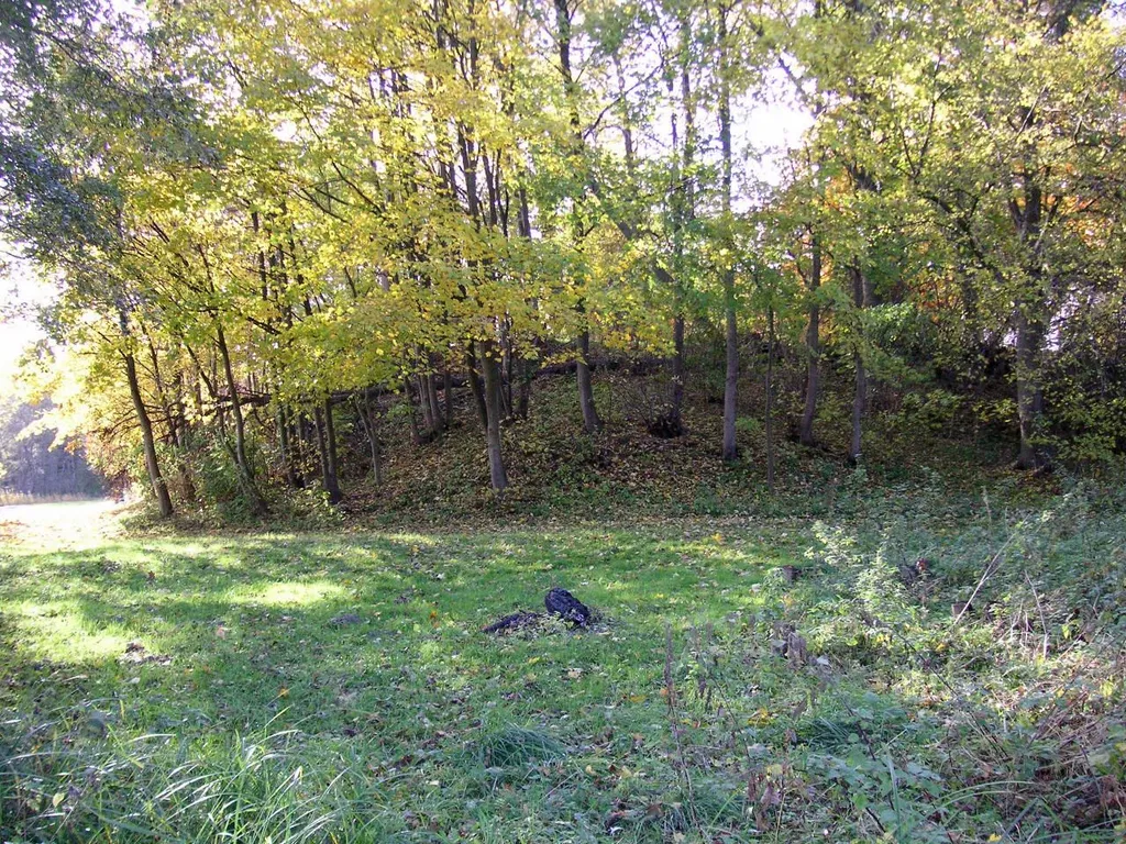 Blick zum Burgberg mit der seitlichen Zugangsrampe