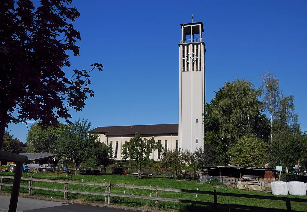 Kath. Pfarrkirche hl. Gebhard in Bregenz Vorkloster, Relativ junger Kirchenbau (1956-1961 nach Plänen von Willibald Braun. Hölzerne Schutzmantelmadonna und Hl. Josef von Emil Gehrer über den Seitenaltären; Orgel (1975) von Herbert Gollini; Glasfenster (1959) von Fritz Krcal, Ausführung Tiroler Glasmalereianstalt. Bei Umbau und Restaurierung 2010/2011 Altar ins Hauptschiff verlegt und freigewordene Apsis zu einem Werktagsgottesdienstraum umgewandelt. Optische Trennung im oberen Bereich durch Triptychon „Das bewegliche St. Gebhardsbild“ von Hubert Berchtold (einst für den Burghof auf dem Gebhardsberg gefertigt).